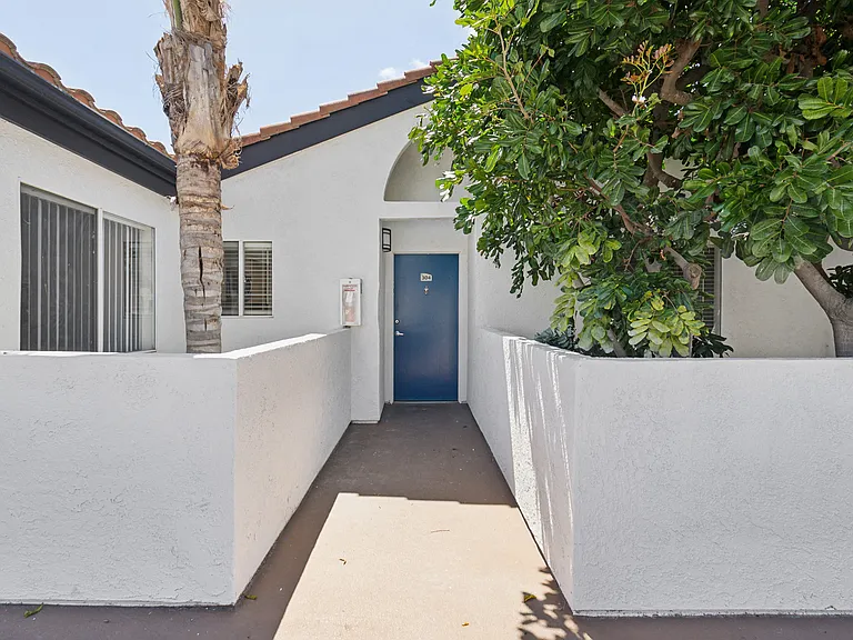 Newport Palms Apartments — Photo 10