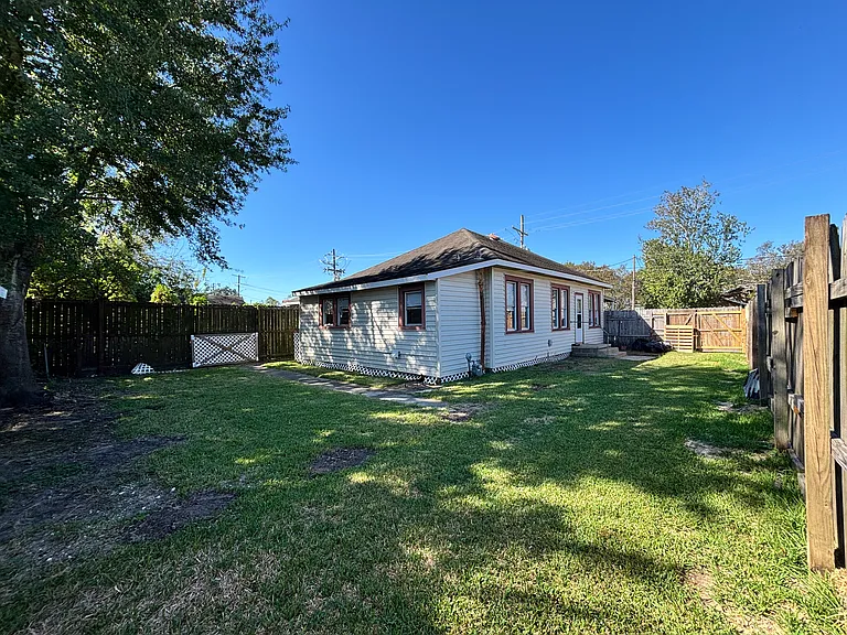 1117 Dallas St — Photo 16