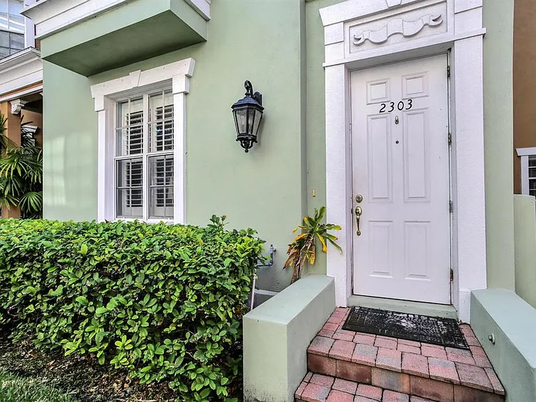 2303 Kensington Garden Ln — Photo 5
