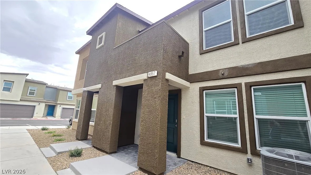 3 bed, 2.5 bath, 1295 sqft, $2,045 — Photo 1