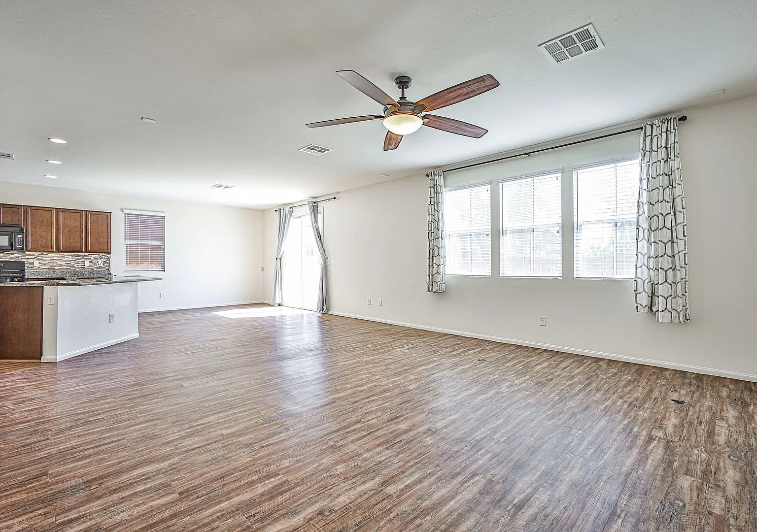 Beautiful Home with Open Floor Plan, Spacious Loft & Large Landscaped Backyard! — Photo 4