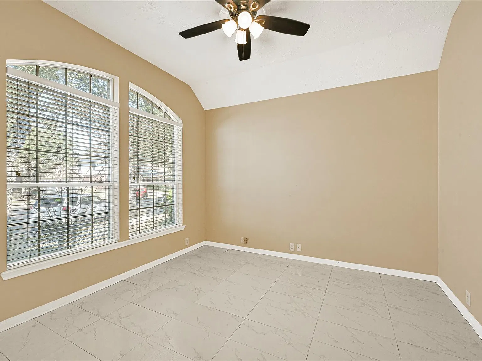 4 bed, 2.5 bath, 2722 sqft, $3,000 — Photo 4