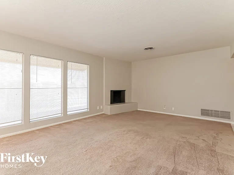 518 E Fairway Rd — Photo 3