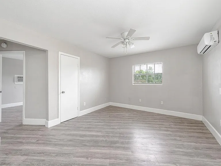 1711 Fourcade St #5 — Photo 3
