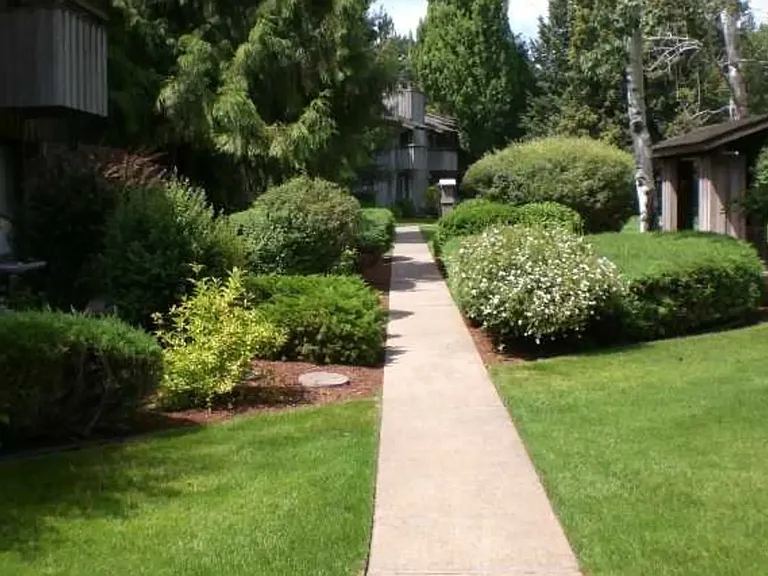 Lake Villa Apartments — Photo 25
