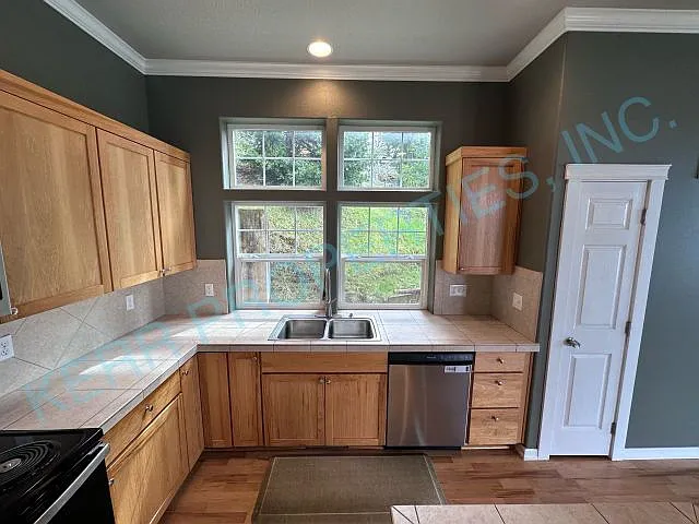 512 SE Espinosa St — Photo 8