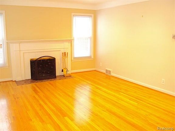 3rd image of 14031 Sherwood Ave