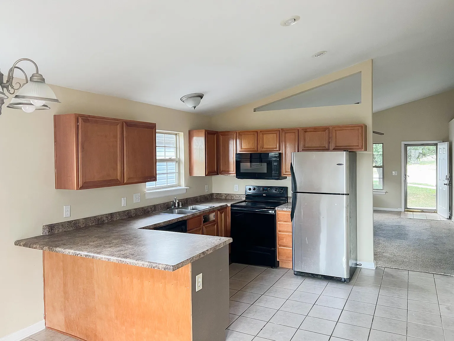 3 bed, 2.0 bath, 1424 sqft, $1,850 — Photo 4