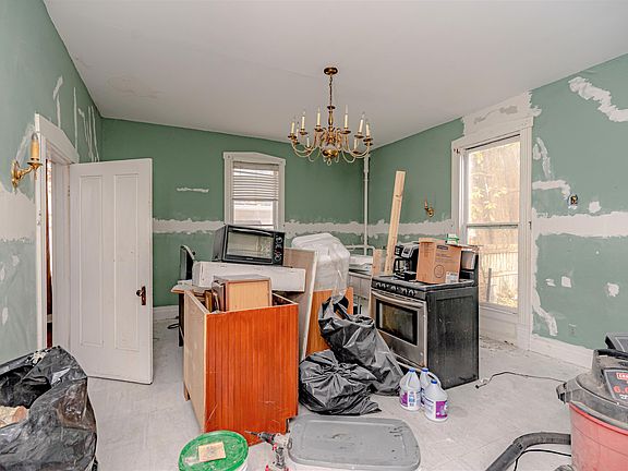5th image of 810 Main St