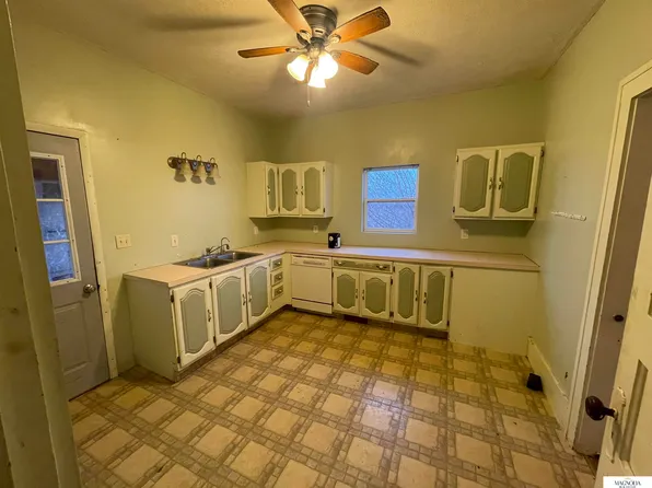 709 Market St, Beatrice, NE 68310