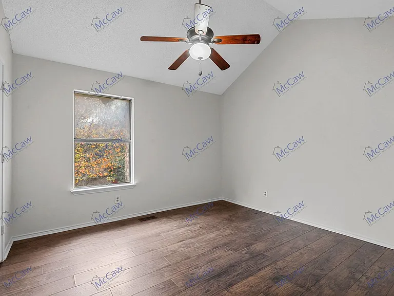 800 Bluebonnet Dr #B — Photo 12