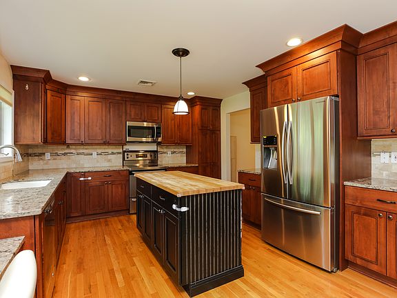 3rd image of 29 Fawn Ln