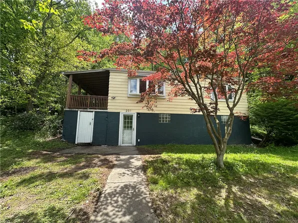 201 Clever Rd, Mc Kees Rocks, PA 15136