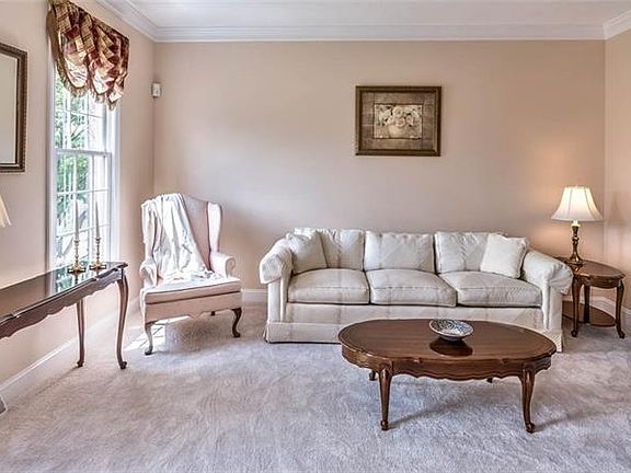 4th image of 110 Oakview Dr