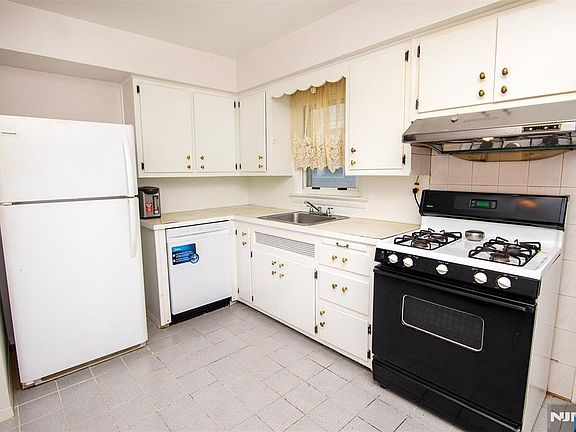 5th image of 53 Sunnyside Ave