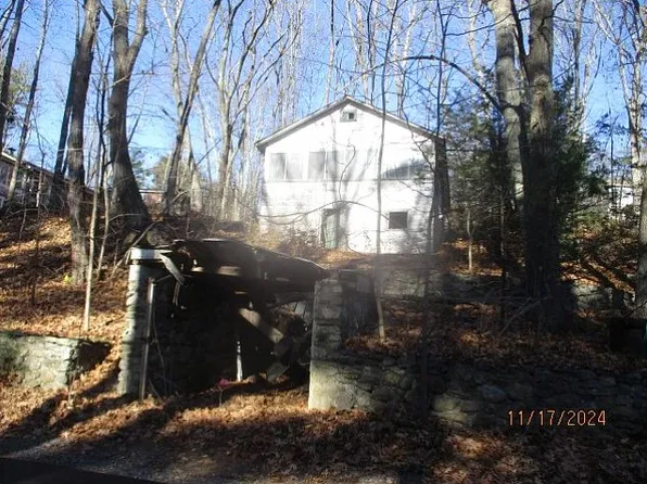 17 1st St, Windham, NH 03087