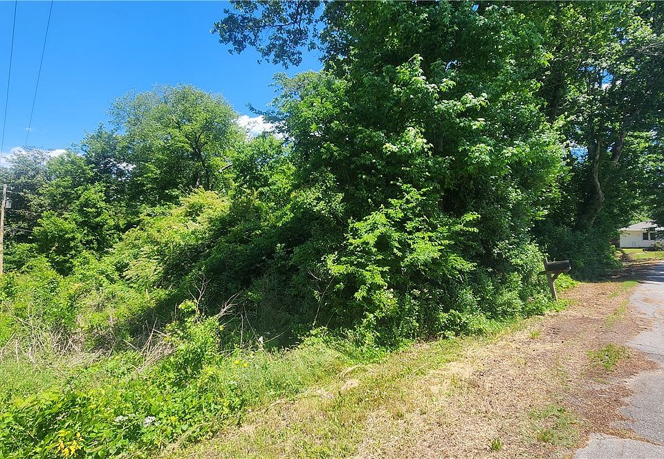 2nd image of 404 Azalea Dr