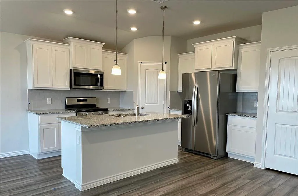 3 bed, 1374 sqft, $2,000 — Photo 2
