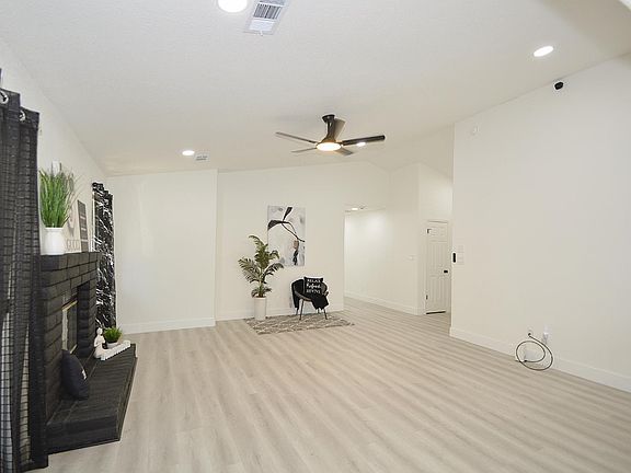 5th image of 4952 E Huntington Ave