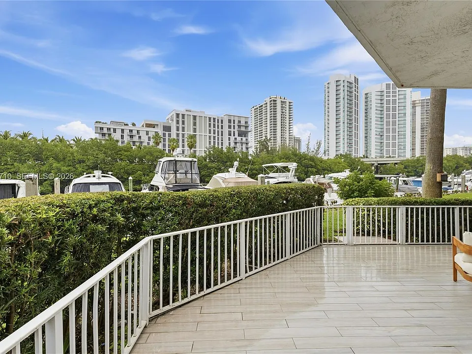 3500 Mystic Pointe Dr #104