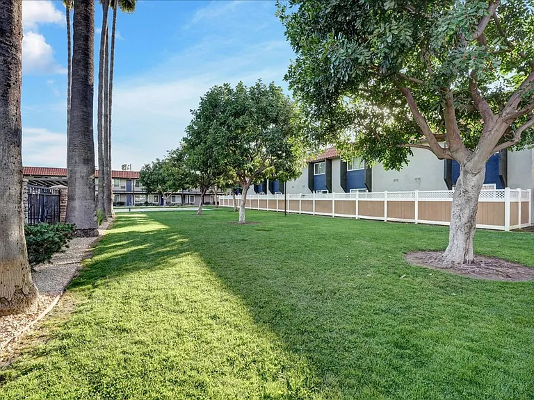 Tierra Palms Apartment Homes — Photo 105