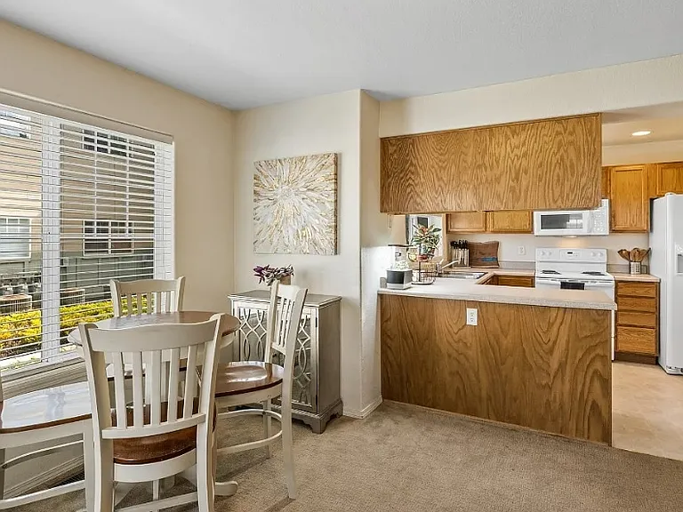 825 Forestglen Dr #D — Photo 8