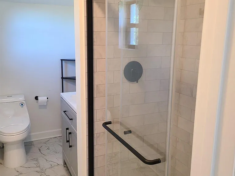 1301 W Lee St — Photo 11