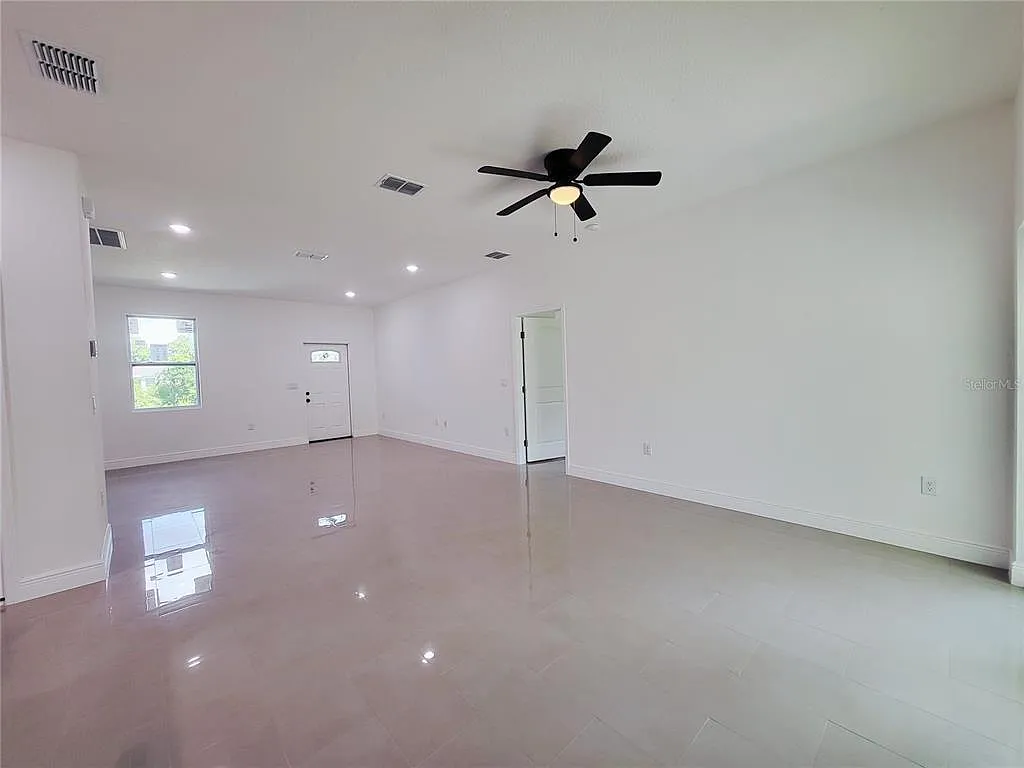 3 bed, 2.5 bath, 1681 sqft, $2,249 — Photo 4