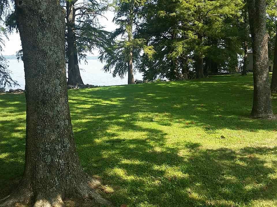 2nd image of 1103 Lake Dr