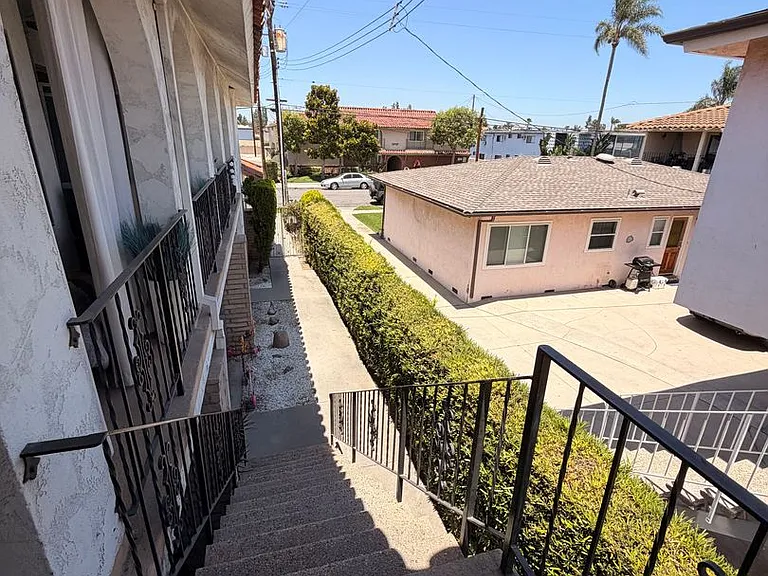10500 La Reina Ave #E — Photo 31