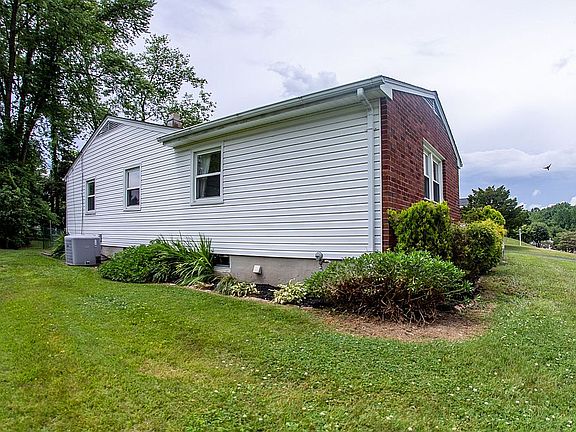 5th image of 1602 Honeysuckle Dr