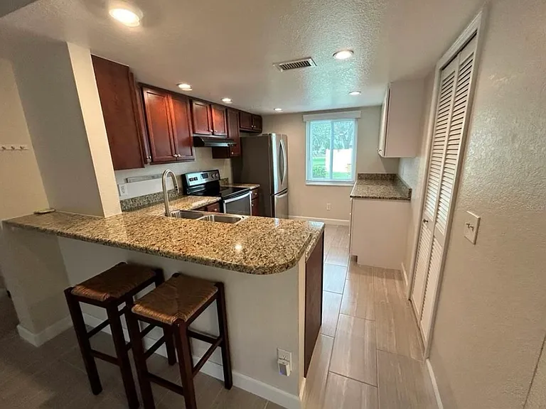 115 E Cypress Ct — Photo 1