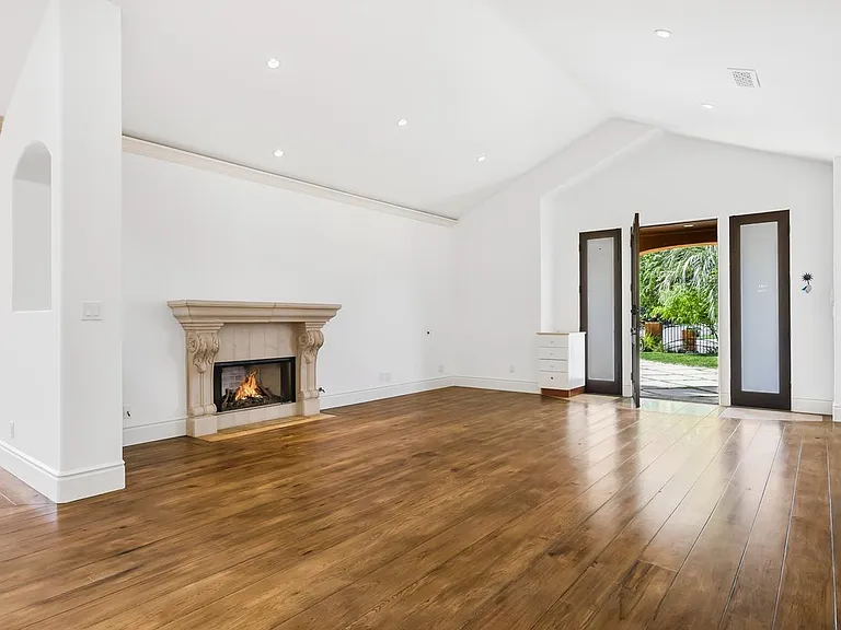 5136 Woodley Ave — Photo 2
