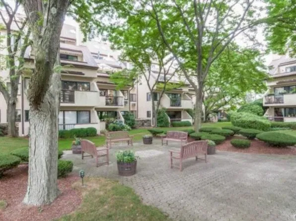 89 Harbor Dr APT 212, Stamford, CT 06902