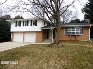 1320 La Cresta Dr, Freeport, IL 61032