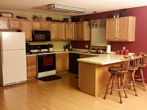 Breakfast bar is ideal for entertaining
						:
						This space allows you to keep an eye on things, yet be productive.