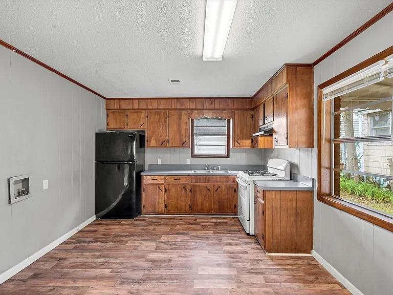 312 W College Ave — Photo 6