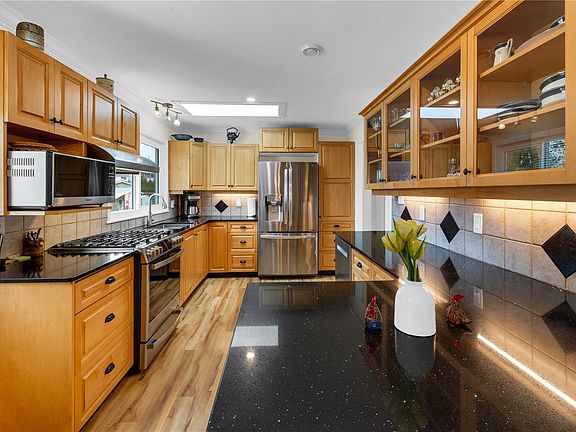 5th image of 1185 Stuart Pl