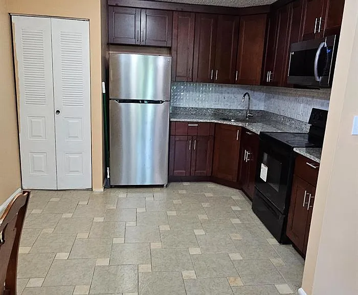 447 Lancaster Ct — Photo 14