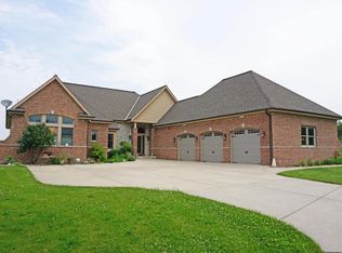 W284N4050 Old North Shore Dr, Pewaukee, WI 53072