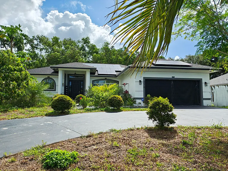 376 SW Tulip Blvd — Photo 1