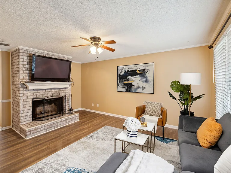 1011 Silver Point Dr — Photo 2
