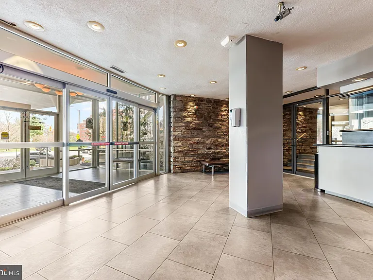 1 E University Pkwy #106 — Photo 29