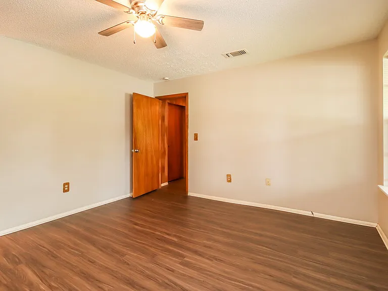 901 Westmont Dr — Photo 12