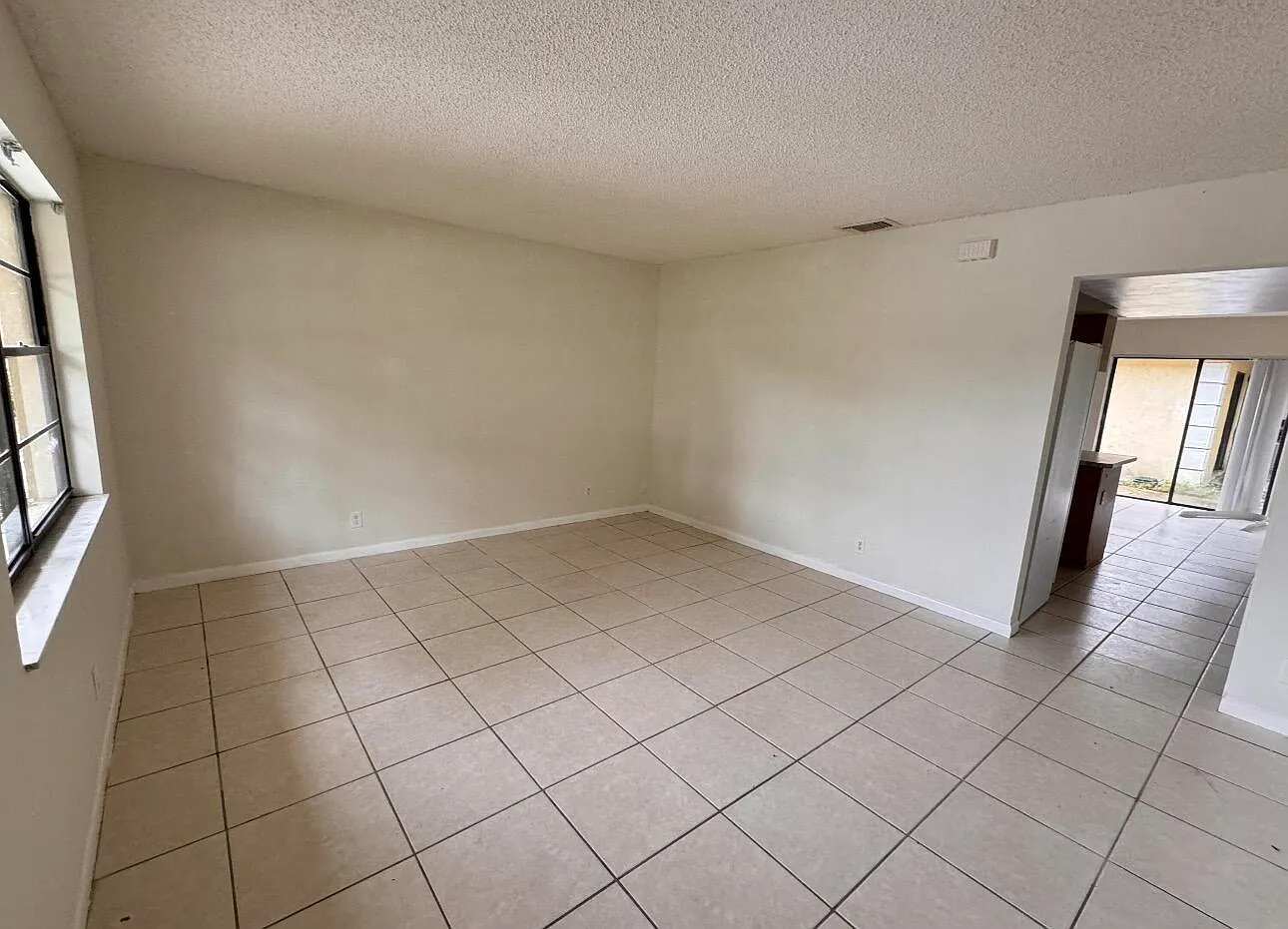 3 bed, 2.0 bath, 1190 sqft, $2,450 — Photo 2
