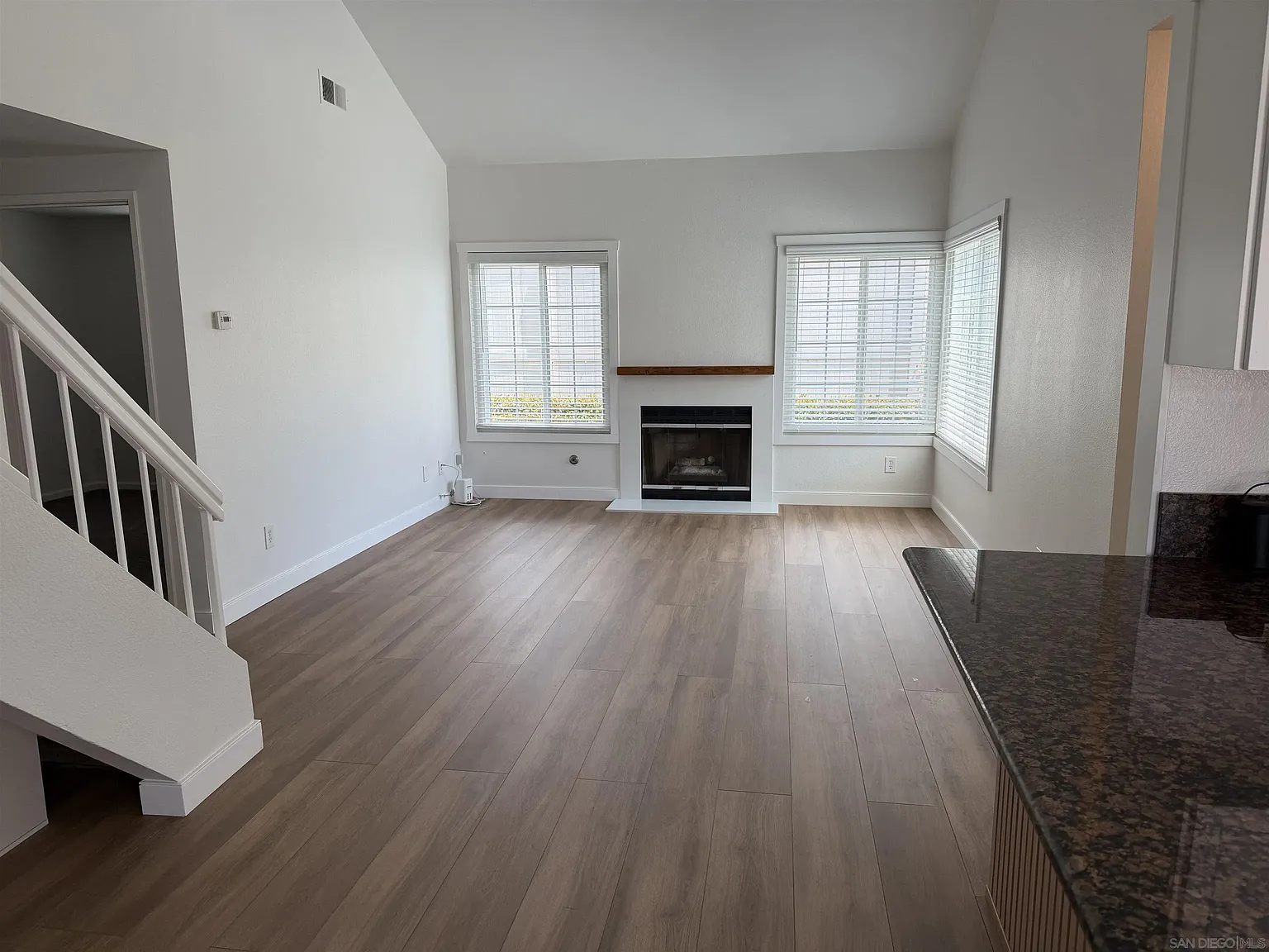 2 bed, 2.0 bath, 932 sqft, $3,500 — Photo 3
