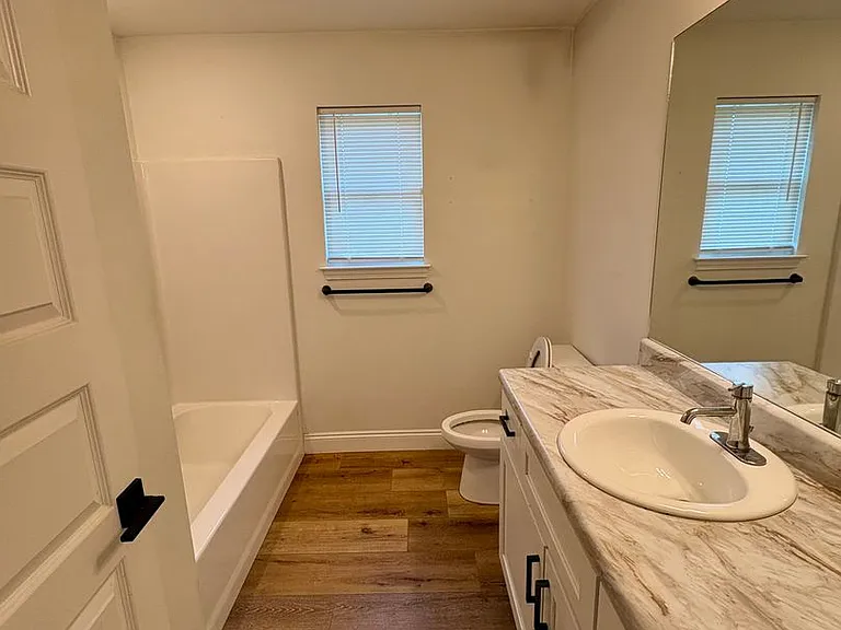 3218 Douglas Rd #B — Photo 8
