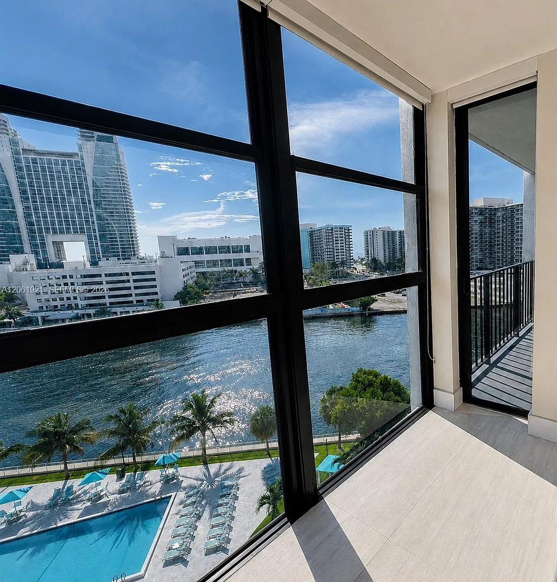 200 Leslie Condo — Photo 1