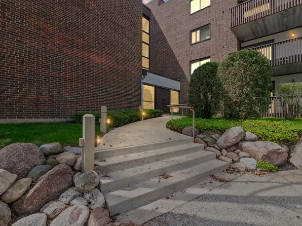 690 Chandler Rd APT 205, Gurnee, IL 60031