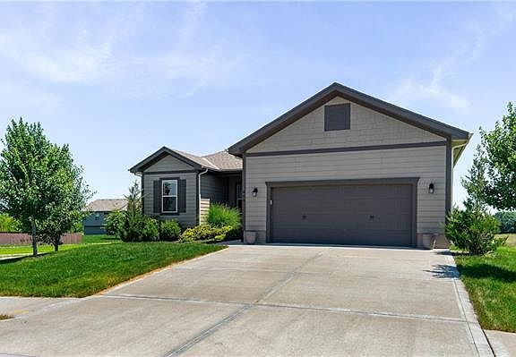 3rd image of 804 SW Green Meadow Dr
